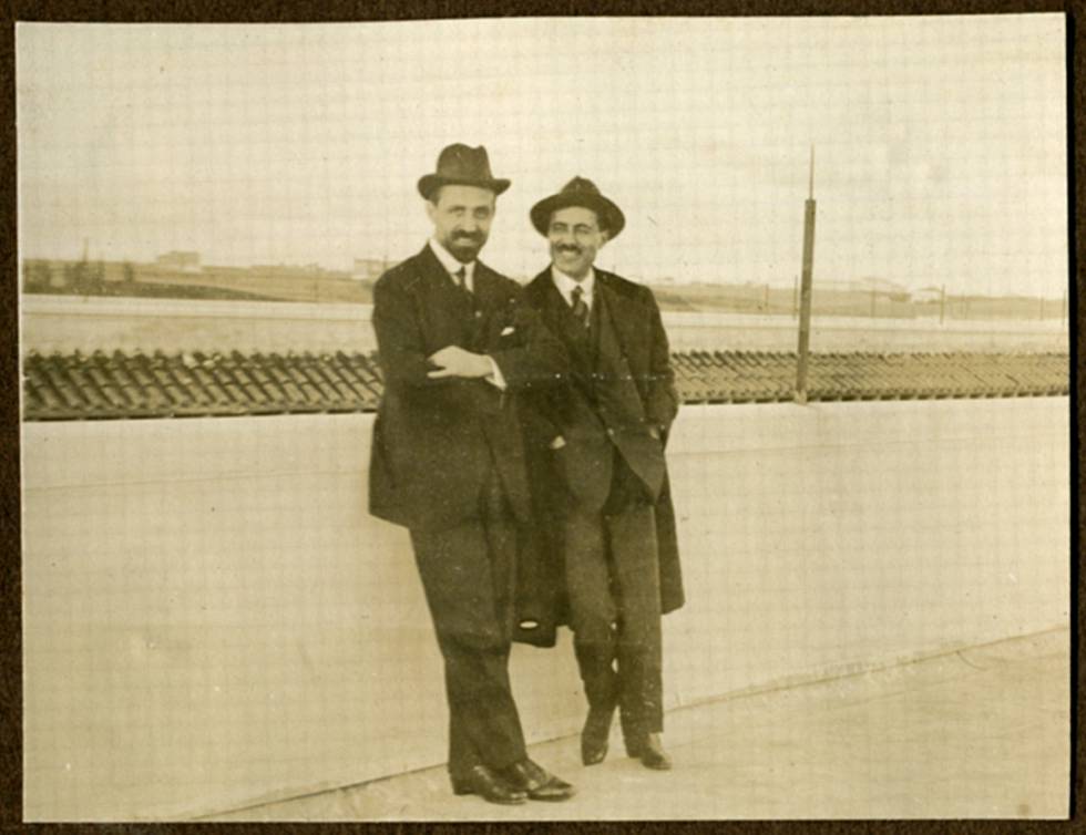 Juan RamÃ³n JimÃ©nez (izquierda) y Alberto JimÃ©nez Fraud en la azotea de uno de los pabellones Gemelos de la Residencia de Estudiante de Madrid hacia 1925.