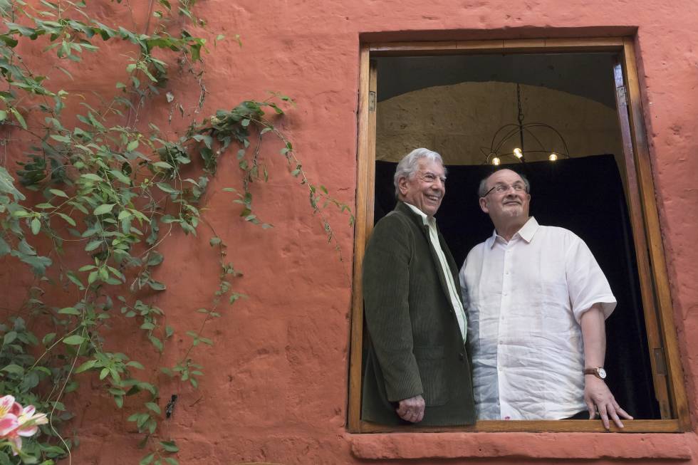 Mario Vargas Llosa (izquierda) y Salman Rushdie, este sábado en Arequipa (Perú). 
