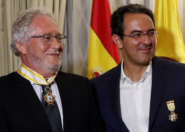 Faciolince y Juan Gabriel Vásquez, condecorados con la Orden de Isabel la Católica