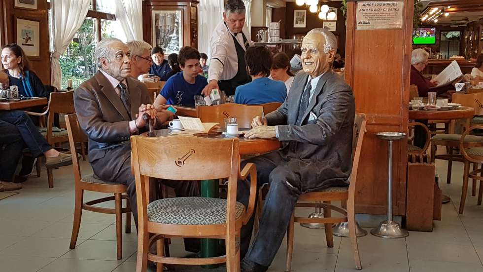 >Ninots de Jorge Luis Borges y Adolfo Bioy Casares en el cafÃ© La Biela.