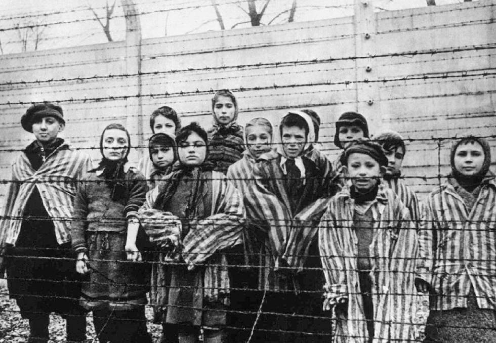 Crianças presas em Auschwitz, em foto tirada no inverno de 1945 pelo fotógrafo soviético Alexander Vorontsov.