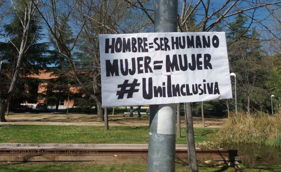 Cartel sobre el lenguaje sexista de una campaÃ±a de la Universidad Complutense de Madrid titulada #UniInclusiva.