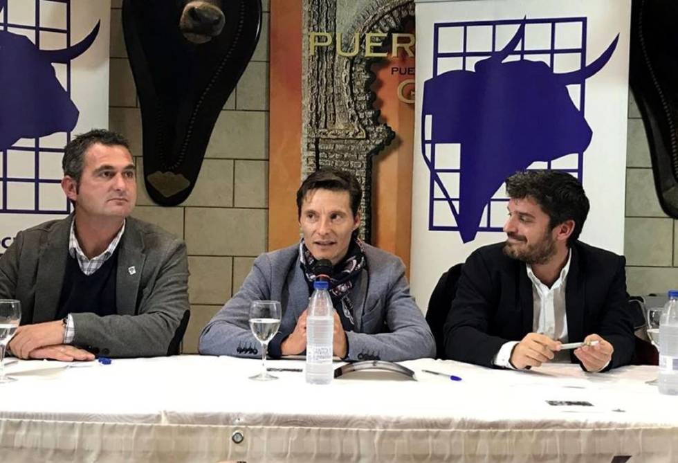 De izquierda a derecha, Roberto García Yuste, presidente de la Asociación El Toro de Madrid, Diego Urdiales y el aficionado Alberto Palacios.
