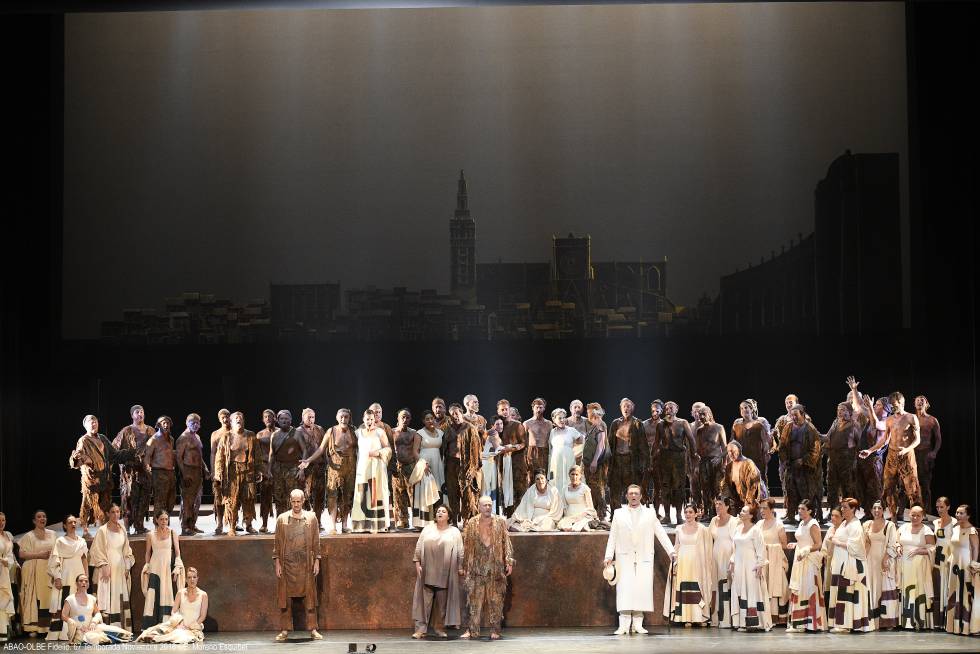 Solistas de la Ã³pera âFidelioâ junto al Coro de la Ãpera de Bilbao al final de la representaciÃ³n 1.000 de la ABAO, ayer en el Palacio Euskalduna.