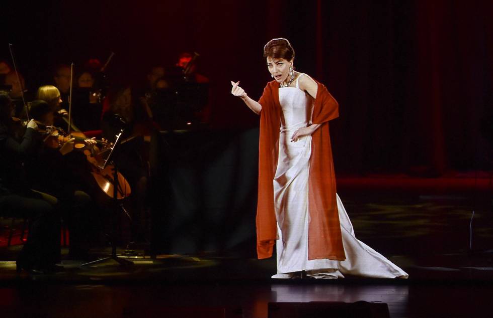 Imagen de uno de los conciertos de Maria Callas, recreada digitalmente, junto a una orquesta con mÃºsicos reales.