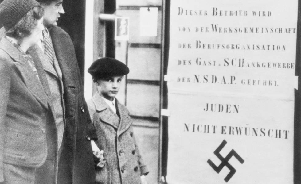 Cartel sobre los judios en un escaparate de Viena en 1938.