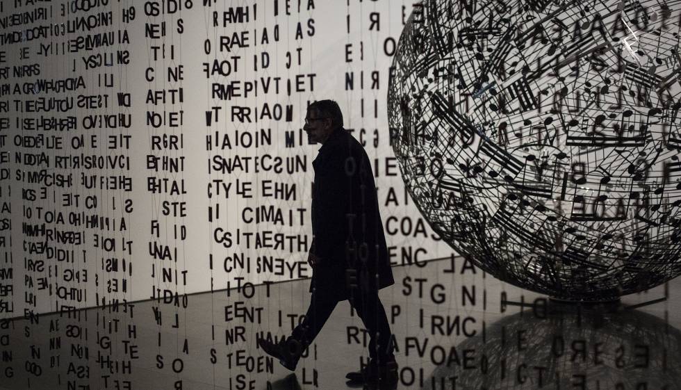 Jaume Plensa paseando entre sus obras 'GlÃ¼ckauf?' y 'Self-Portrait with Music' en la exposiciÃ³n del Macba. 