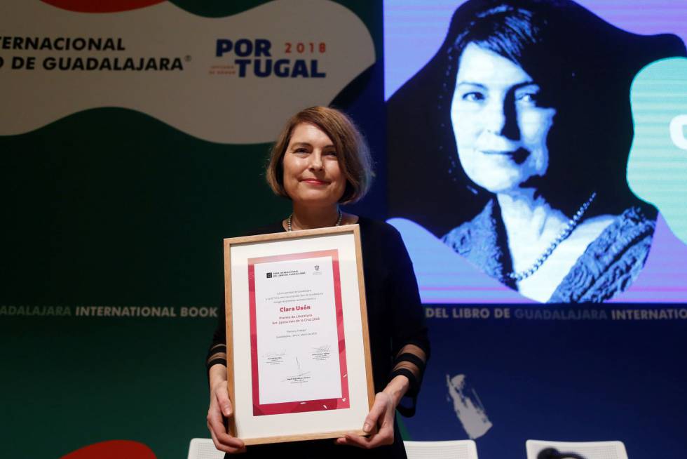 La escritora espaÃ±ola Clara UsÃ³n posa tras recibir el Premio de Literatura Sor Juana InÃ©s de la Cruz.