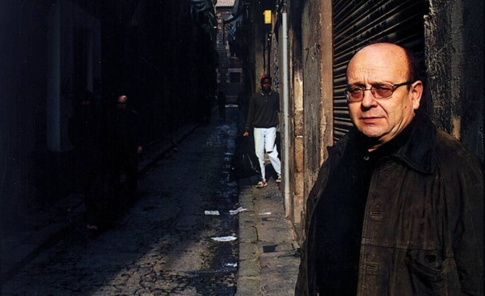 El escritor Manuel VÃ¡zquez MontalbÃ¡n, retratado en el barrio del Raval de Barcelona en 1999.