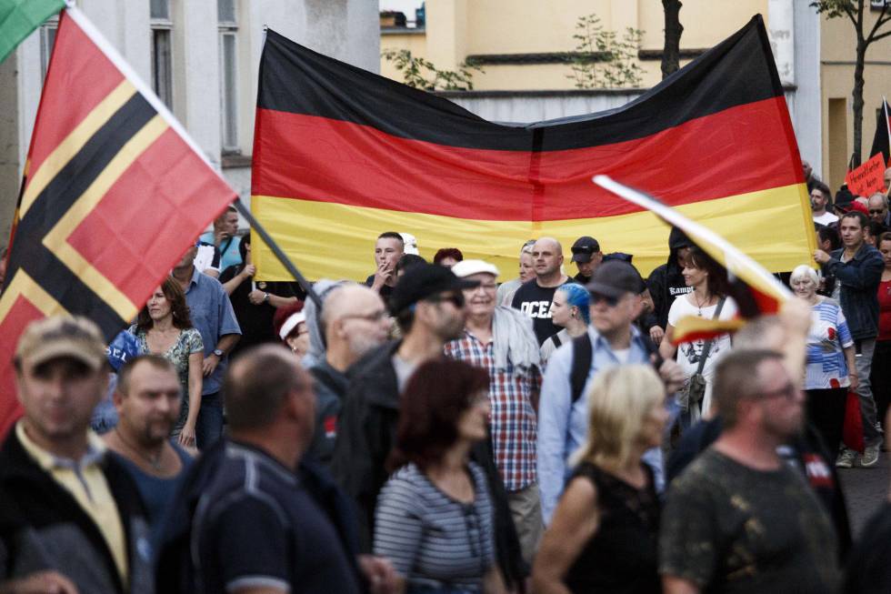 Manifestantes protestan en uan marcha ultraderechista en KÃ¶then, al este de Alemania el pasado septiembre.  