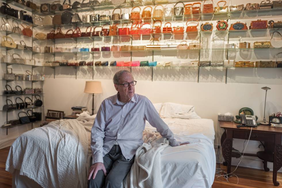 Robert Gottlieb, en su dormitorio, donde atesora una colecciÃ³n de bolsos.