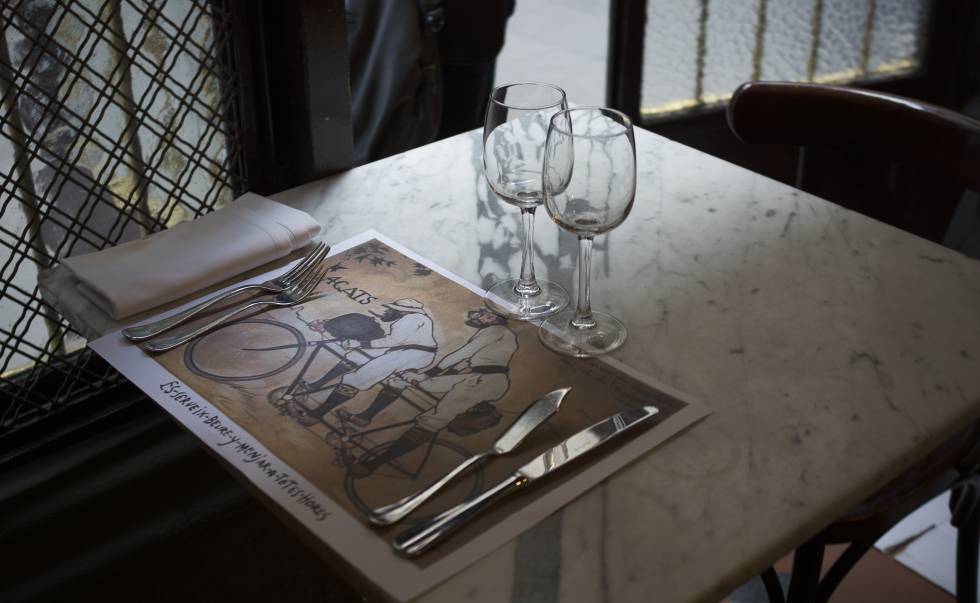 Velador de mÃ¡rmol en Els Quatre Gats, la cervecerÃ­a de Barcelona donde Picasso se reunÃ­a con sus amigos artistas.