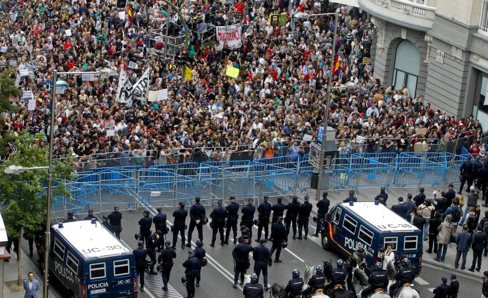 La policÃ­a vigila la manifestaciÃ³n convocada en Madrid bajo el lema 'Rodea el Congreso', el 25 de septiembre de 2012.Â 