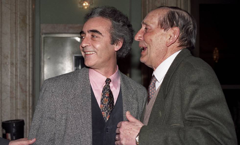 Juan José Millas (izquierda) y Miguel Delibes, en unas jornadas sobre los 50 años del Premio Nadal en Madrid, en 1994.