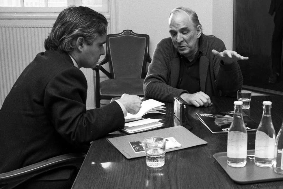 Juan Cruz (izquierda) entrevista al cineasta Ingmar Bergman en 1989.