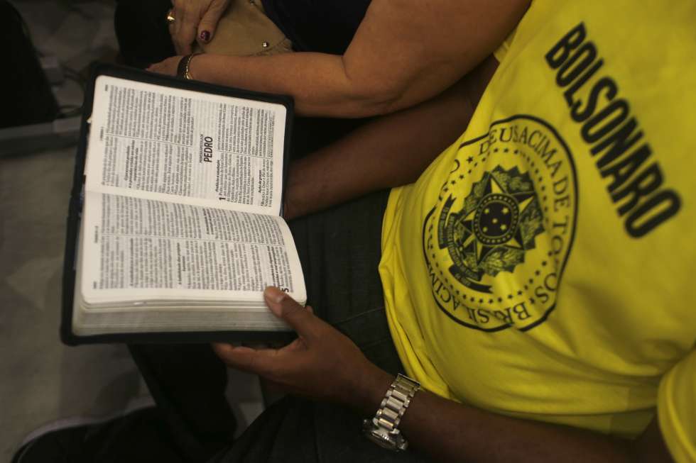 Un seguidor de Bolsonaro lee la Biblia en una misa evangÃ©lica.