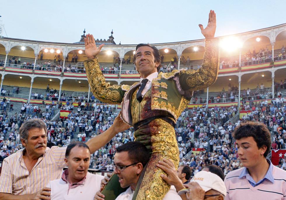 Juan Mora, a hombros, en Las Ventas, en la Feria de Otoño de 2010.