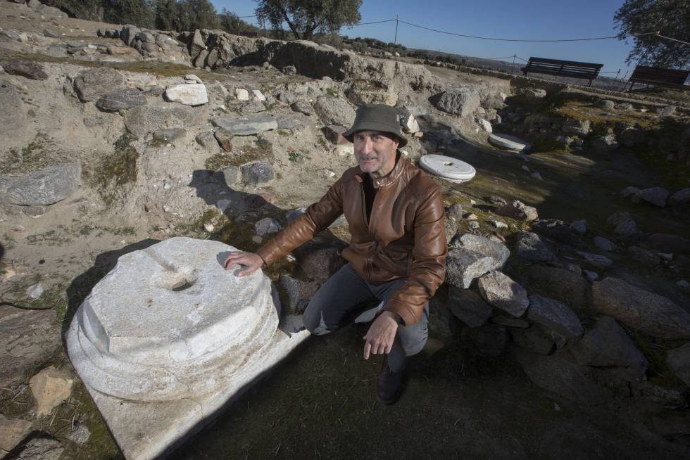 El arqueÃ³logo Juan Manuel Rojas, junto a una de las basas desenterradas en la basÃ­lica de Guarrazar.