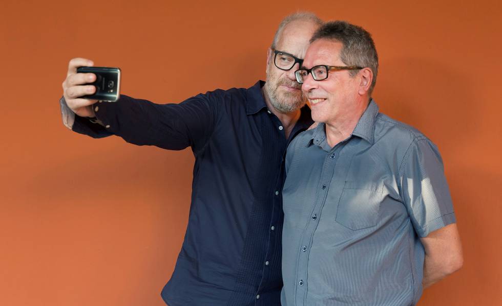 Claudio LÃ³pez Lamadrid se hace un selfi con el escritor CÃ©sar Aira.