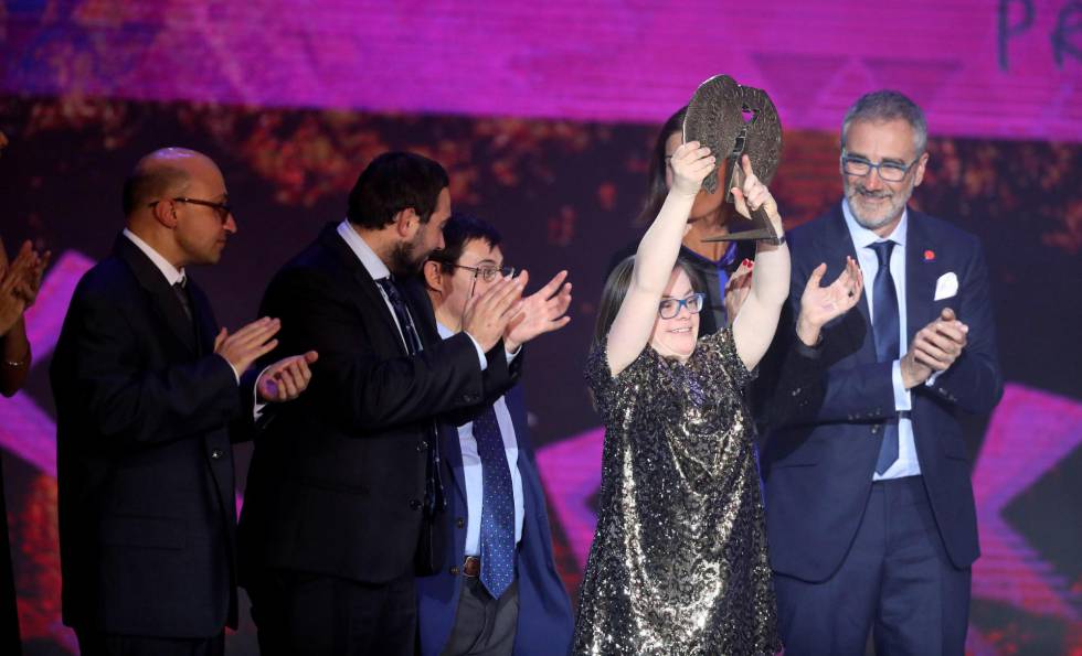 La actriz Gloria Ramos levanta el ForquÃ© al mejor largometraje de ficciÃ³n para 'Campeones'. A su izquierda aplaude el director, Javier Fesser.