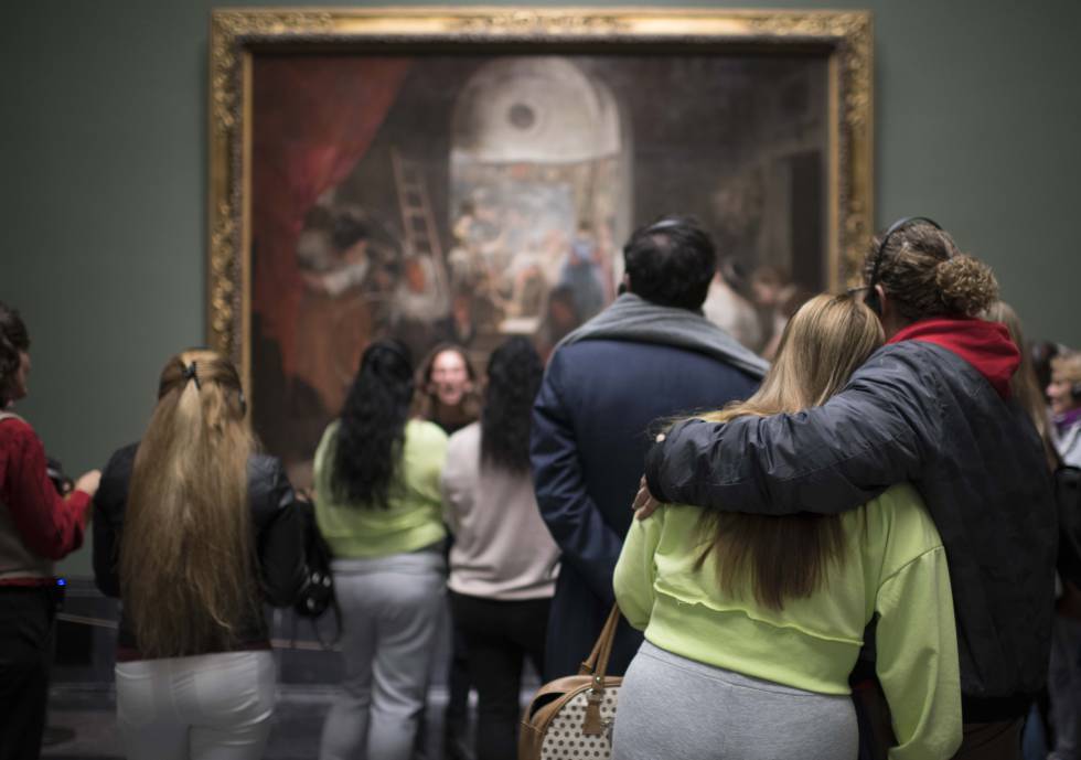 El grupo de reclusas de Alcalá Meco observa 'Las hilanderas' durante su visita al Museo del Prado.