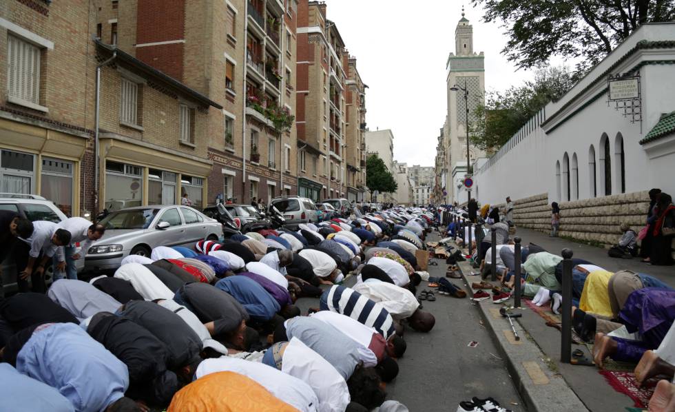Decenas de musulmanes rezan en el exterior de la Gran Mezquita de ParÃ­s.