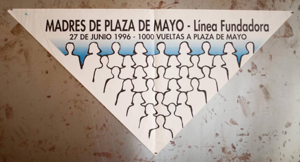 Póster de las Madres de la Plaza de Mayo para exigir información sobre sus hijos desaparecidos.