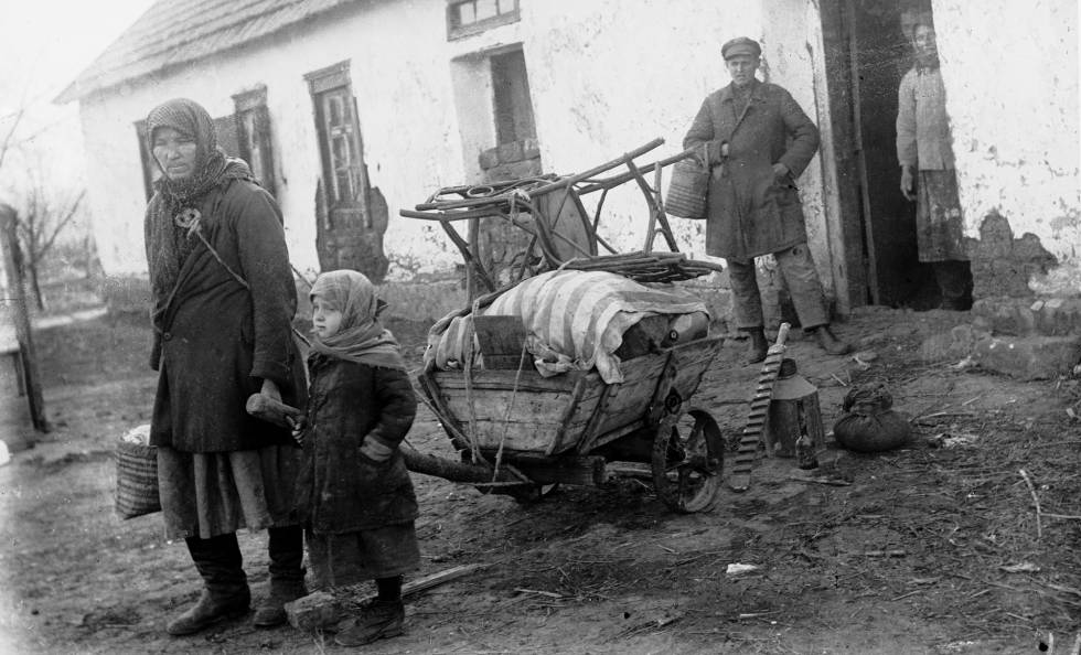 Campesinos ucranios expulsados de sus tierras a principios de los años treinta.