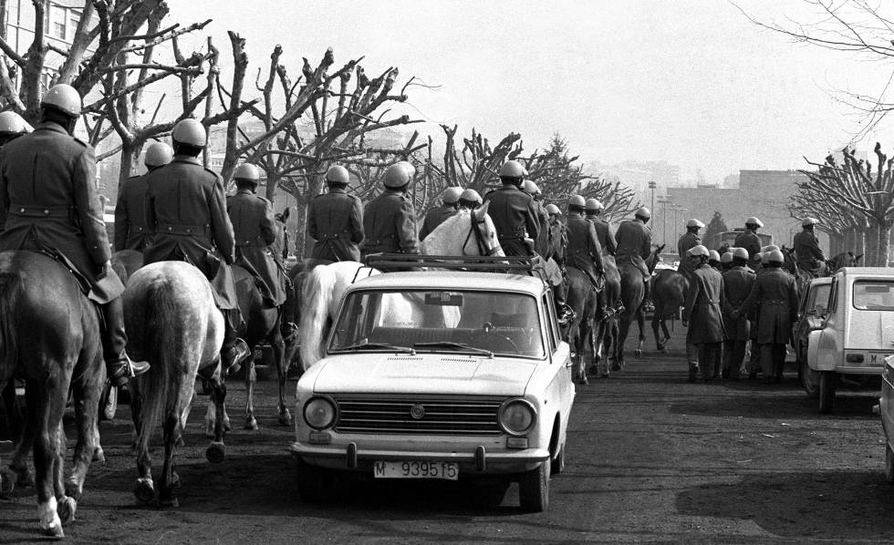 Grises a caballo en una manifestaciÃ³n de estudiantes en la Universidad Complutense en 1976.