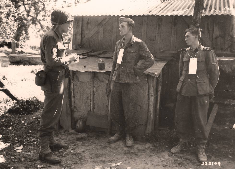 El judÃ­o alemÃ¡n Martin Selling, sargento de Inteligencia en el EjÃ©rcito de EE UU, interroga a dos miembros de las SS prisioneros en Francia en 1944.