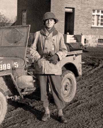 Victor Brombert, con su jeep, en Alemania con las tropas de EE UU.