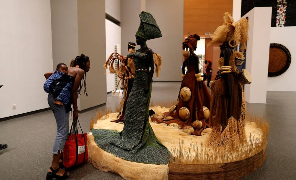 Visitantes en el nuevo Museo de las Civilizaciones Negras, en Dakar (Senegal).
