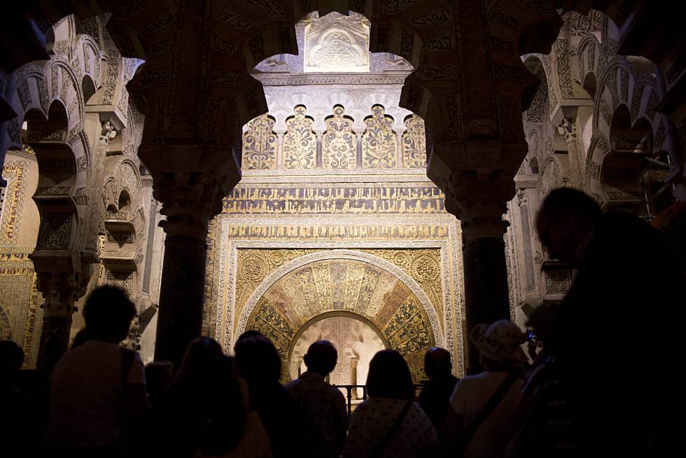 Interior de la Mezquita de Córdoba, con el mihrab al fondo, en el muro más sagrado del templo.