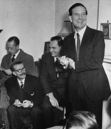 Kim Philby rodeado de periodistas en el apartamento de su madre en 1955.