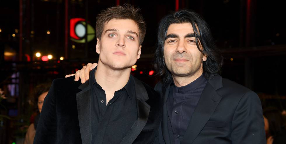 El actor Jonas Dassler y el director Fatih Akin, en la sesión de gala de la película 'El guante dorado'.