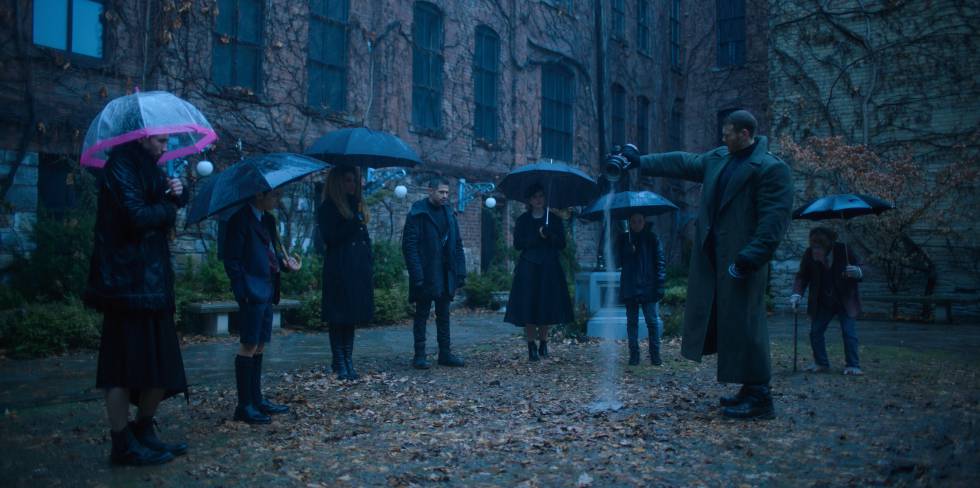 Robert Sheehan, Aidan Gallagher, Emmy Raver-Lampman, Jordan Robbins, Ellen Page e Tom Hopper em 'The Umbrella Academy'.