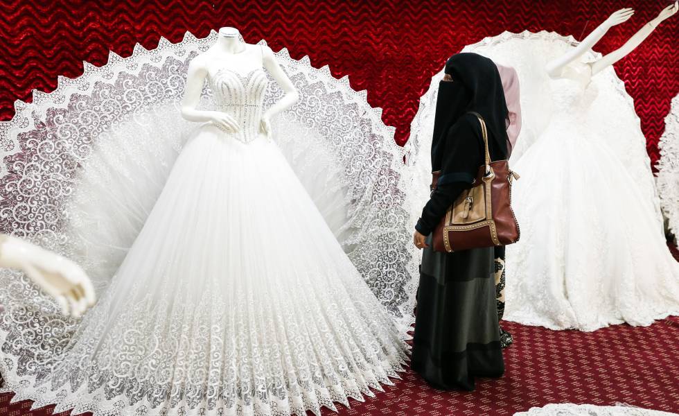 Una mujer yemenÃ­ con un niqab mira un vestido de boda en SanÃ¡.