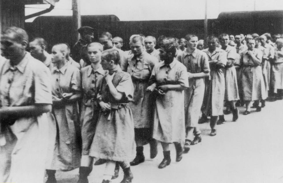 Prisioneras del campo de concentraciÃ³n de Auschwitz, en torno a 1944.  