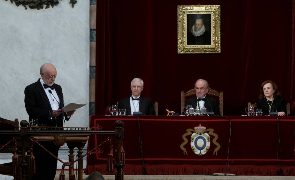 Carlos GarcÃ­a Gual lee su discurso de ingreso en la Real Academia EspaÃ±ola ayer en Madrid.