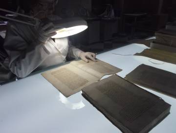 Un experto durante las labores de rastreo de documentos en el Archivo General de Indias.