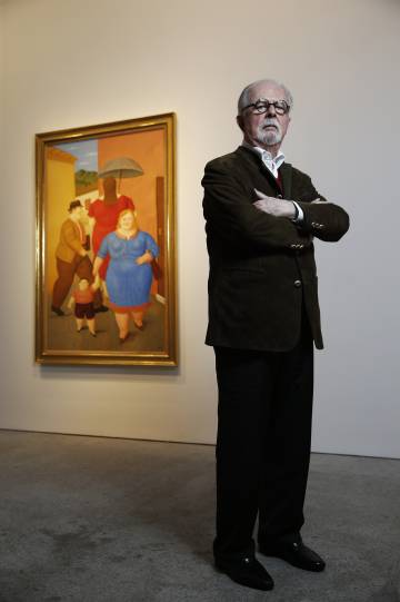 Fernando Botero com sua obra â€˜The Streetâ€™ na galeria Marlborough, em Madri.