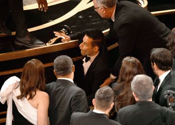 El actor Rami Malek, durante su caída del escenario, en la gala de los Oscar.