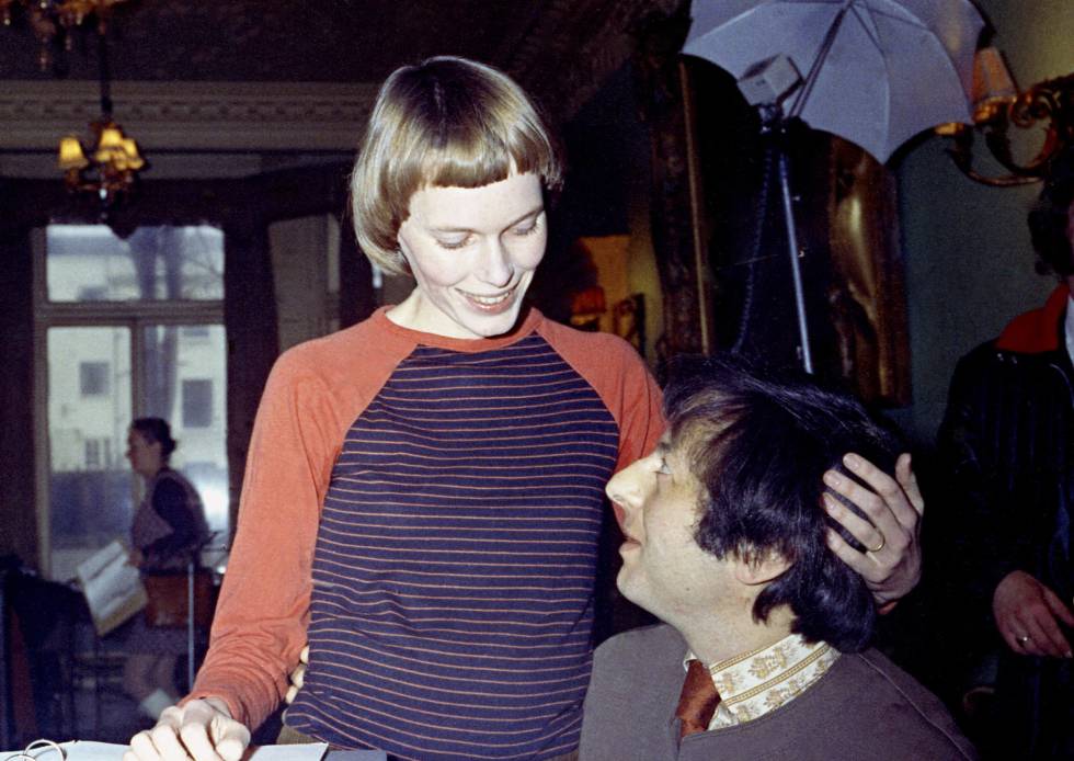 Mia Farrow y André Previn, cuando eran matrimonio, en 1971 en los ensayos de un concierto en Londres.
