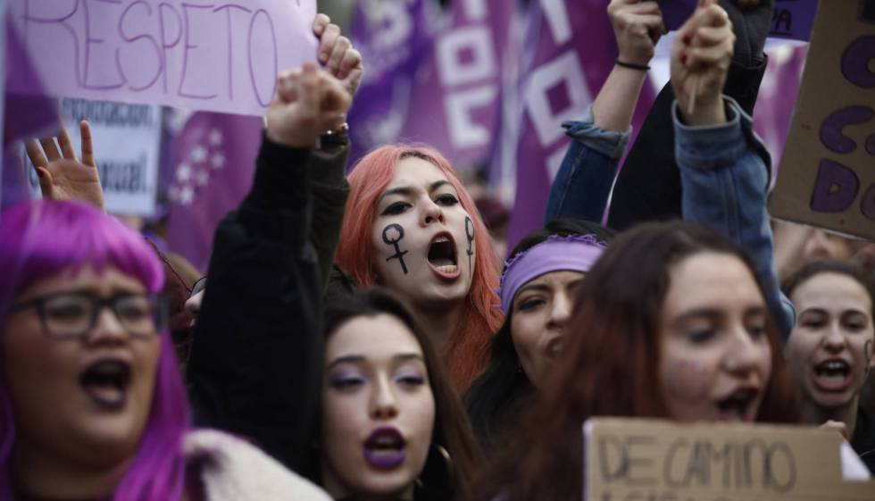 Participantes en la manifestación del 8 de marzo de 2018, Día de la Mujer en el Paseo del Prado en Madrid.