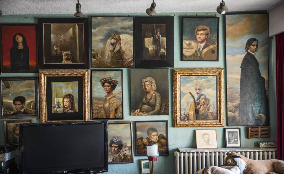 Salón de la casa de Ginés Liébana con varios de sus retratos a distintos personajes.