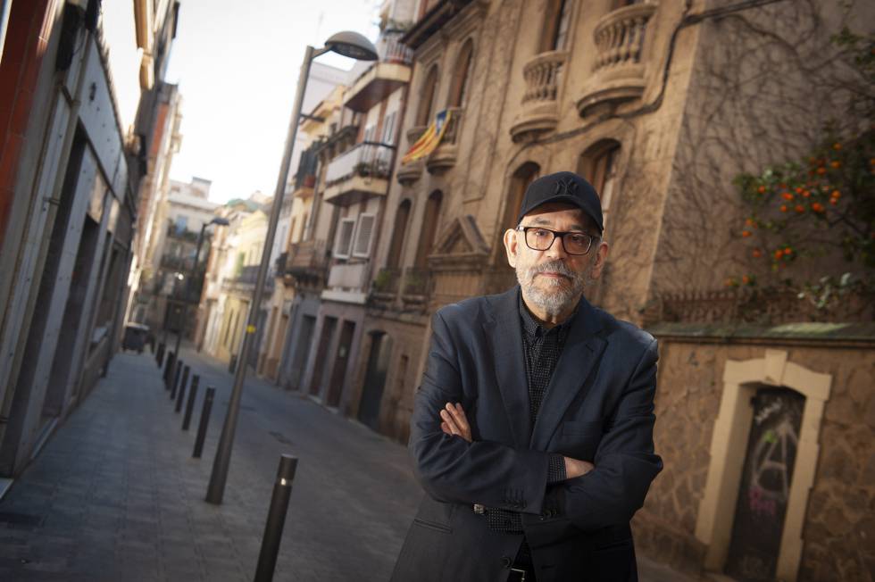 El periodista y escritor Marcos OrdÃ³nez, ayer, en una calle de Barcelona.