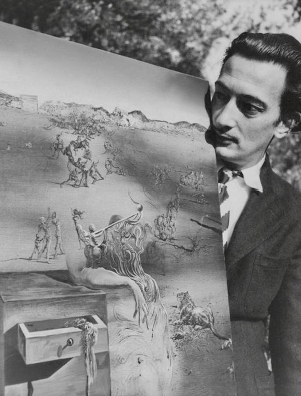 Salvador Dalí observa uno de sus cuadros en una imagen de archivo.