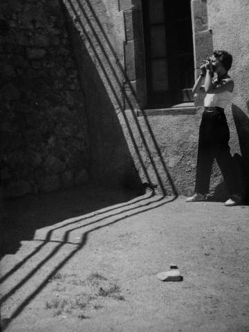 Palmira Puig con su cámara en 1950.