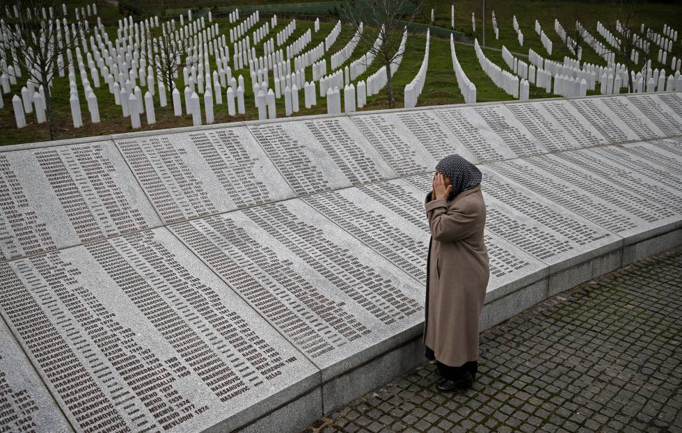 Uma mulher reza diante da placa com os nomes das vÃ­timas de Srebrenica em Potocari (BÃ³snia), em 2016.