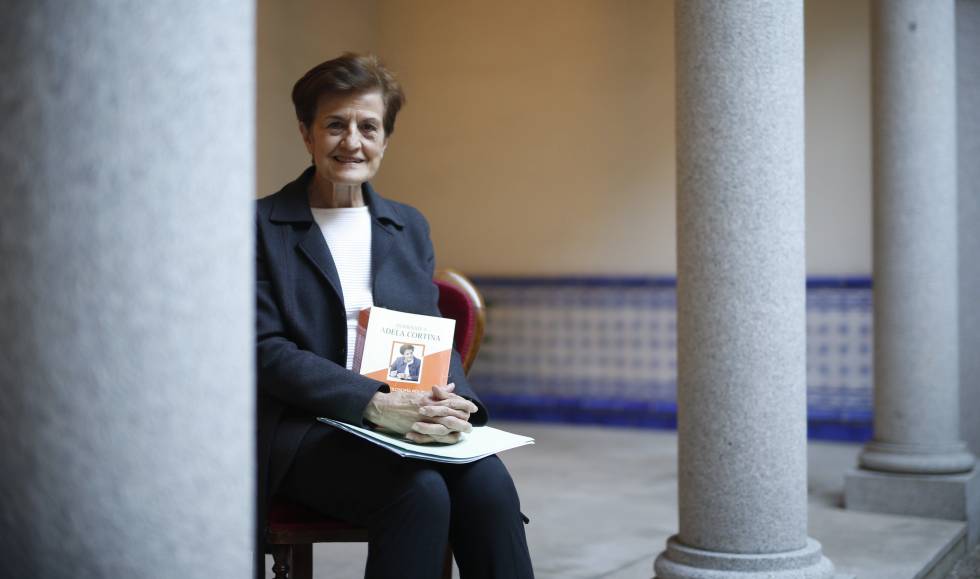 La filÃ³sofa Adela Cortina, en la Academia de Ciencias Morales y PolÃ­ticas, con un ejemplar del libro con el que ha sido homenajeada. 